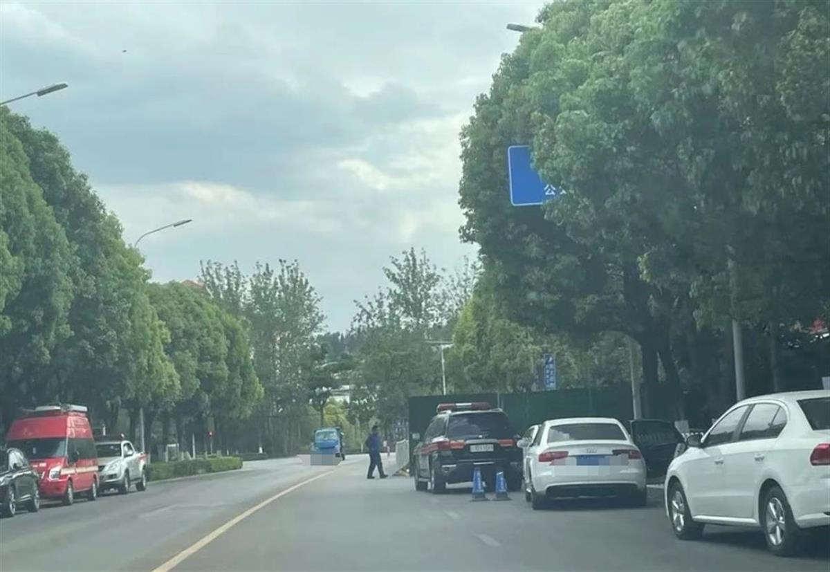 云南昆明呈貢區(qū)烏龍街道一商鋪起火 致8死